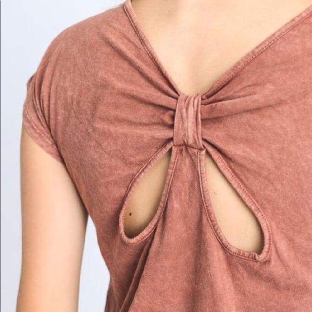 Last 1! 💛Adorable💛butterfly tie back shirt - Picture 2 of 4